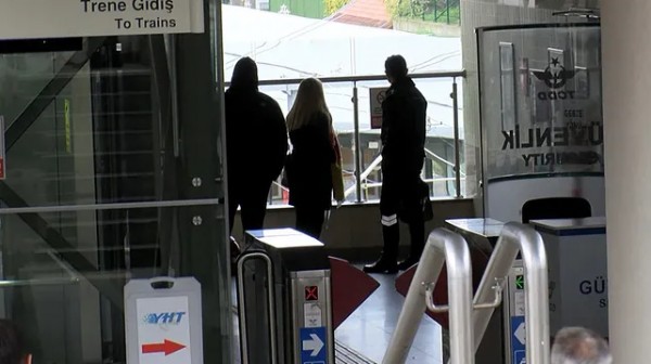 Marmaray'da raylara düşen kişiyi itfaiye kurtardı...